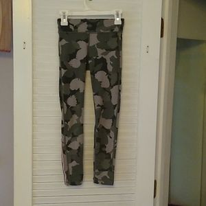 Girls camouflage athleta leggings